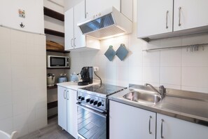 Lejlighed (1 Bedroom) | Privat køkken | Mikrobølgeovn, ovn, kogeplade, espressomaskine