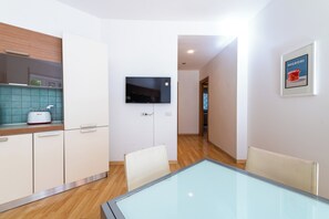 Apartment (2 Bedrooms) | Ruang tamu | TV 
