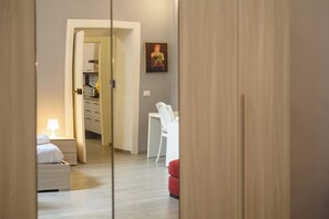 Ein Hotelzimmer mit einem Bett, einem Schreibtisch und einem Stuhl.