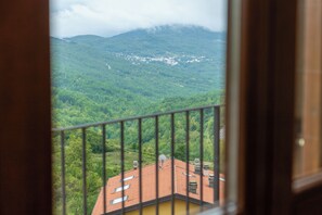 Un balcón con vistas a un paisaje montañoso.