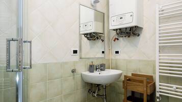 House (2 Bedrooms) | Bathroom | Shower, bidet