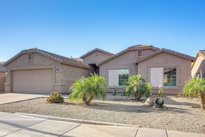 Interior - Private Outdoor Oasis: Surprise Getaway Near Golf! (Surprise)