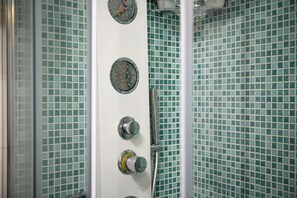 Apartment (2 Bedrooms) | Bilik Mandi | Pancuran mandi, bidet 