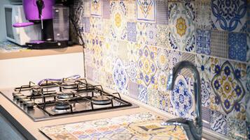 Horno, placa de cocina, lavavajillas, cafetera expreso