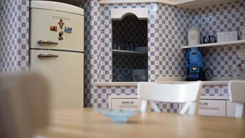 Apartment (3 Bedrooms) | Dapur peribadi | Pembancuh kopi espreso, ketuhar, cerek elektrik