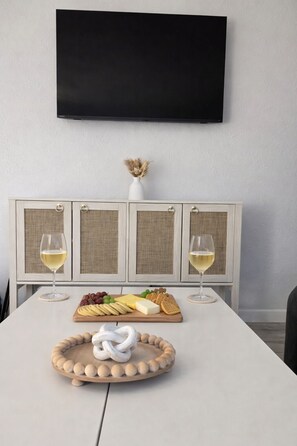 Interior - Cozy 1 bedroom Launch pad studio in Titusville near Kennedy space center (Titusville)