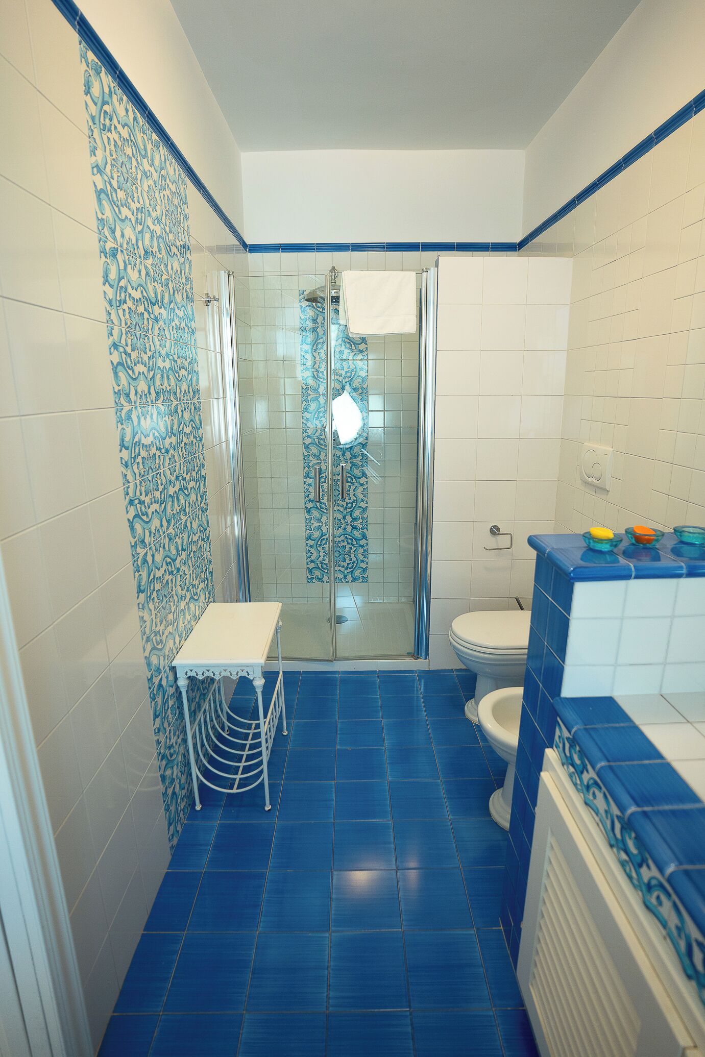 Un bagno con doccia, WC e lavandino.