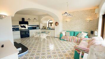 Villa (6 Bedrooms) | Cocina privada | Cafetera de espresso, microondas, horno y parrilla de estufa