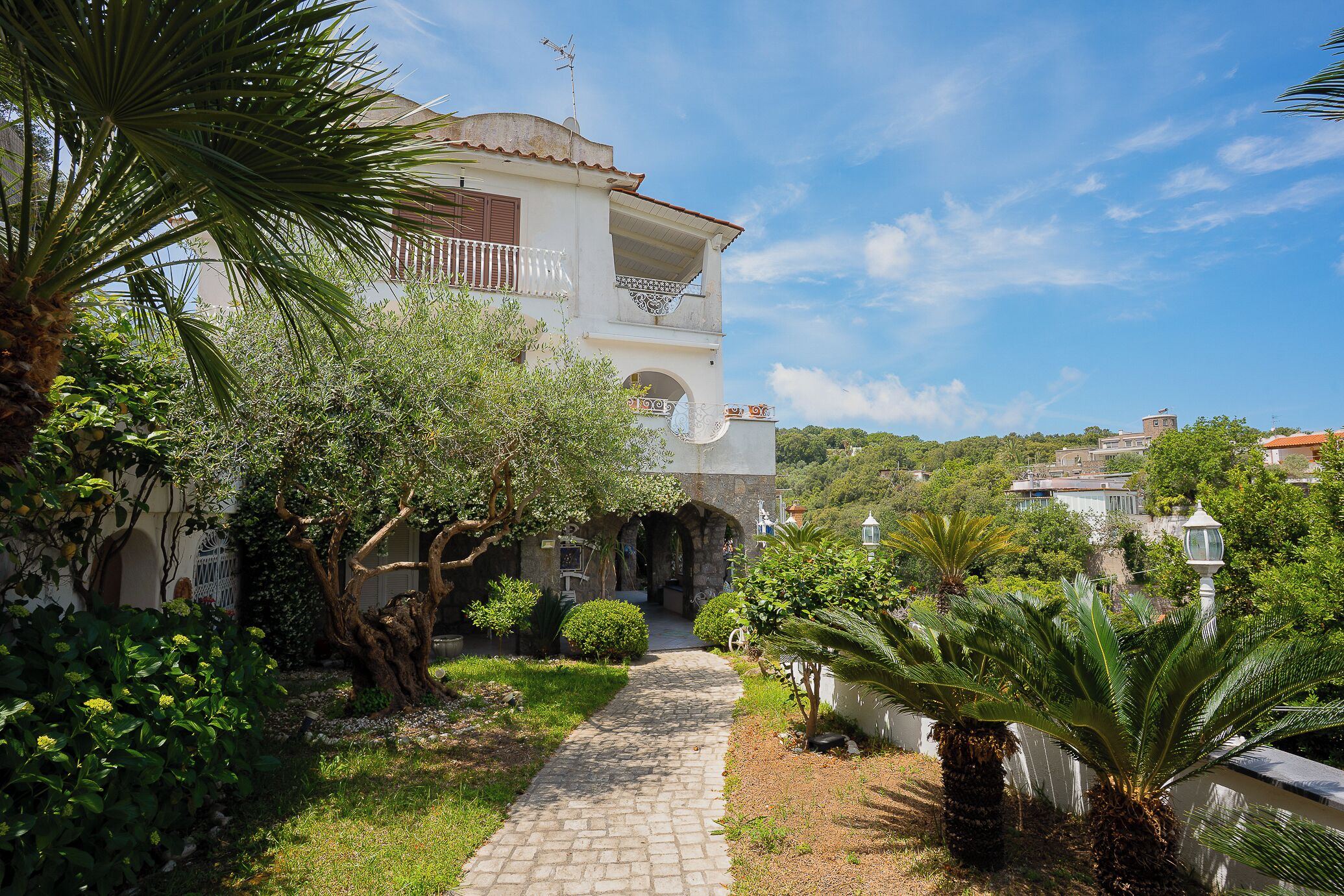 Vista frontal de la propiedad