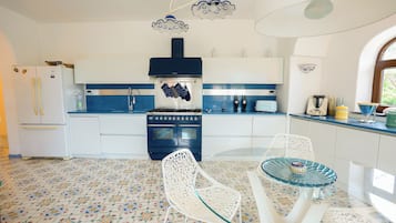 Villa (6 Bedrooms) | Private kitchen