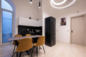 Apartemen (2 Bedrooms) | Dapur pribadi | Mesin espresso, microwave, kompor, dan ketel listrik