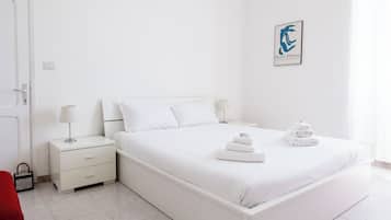 1 chambre, fer et planche à repasser