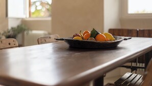 A dining table with a bowl of fruit. - Labicasa (Rome)