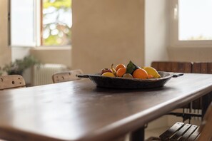A dining table with a bowl of fruit. - Labicasa (Rome)