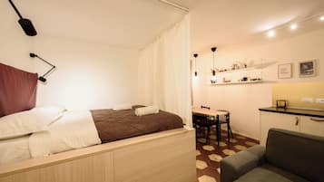 Leilighet (1 Bedroom) | 1 soverom, skrivebord for bærbar PC og sengetøy