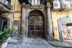 Interior - Vico Mastellone 16 (Naples)