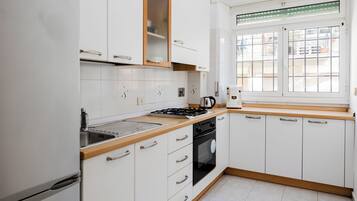 Apartment (2 Bedrooms) | Private kitchen | Espresso maker, microwave, oven, stovetop