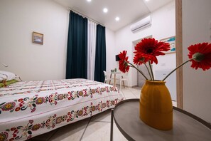 Zimmer, Balkon, Stadtblick | 1 Schlafzimmer, Bügeleisen/Bügelbrett, Bettwäsche