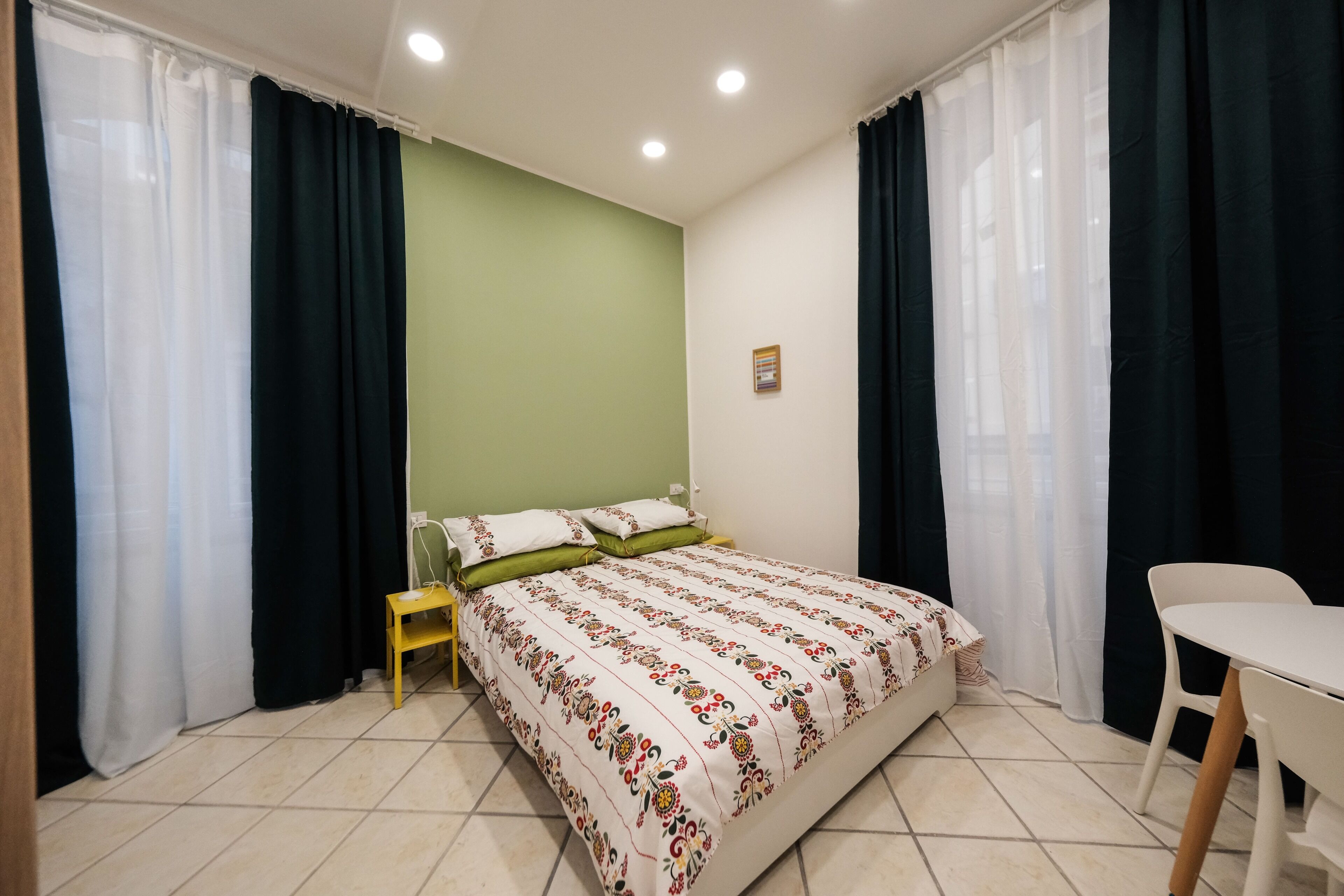 Habitació, balcó, vistes a la ciutat | 1 dormitori, planxa i posts de planxar i roba de llit 