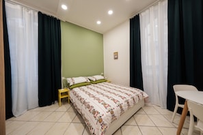 Kamer, balkon, uitzicht op de stad | 1 slaapkamer, een strijkplank/strijkijzer, beddengoed