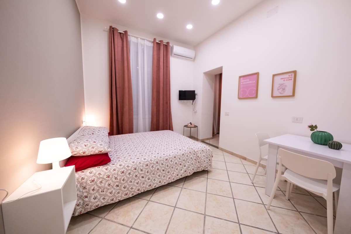 Zimmer, Balkon, Stadtblick | 1 Schlafzimmer, Bügeleisen/Bügelbrett, Bettwäsche