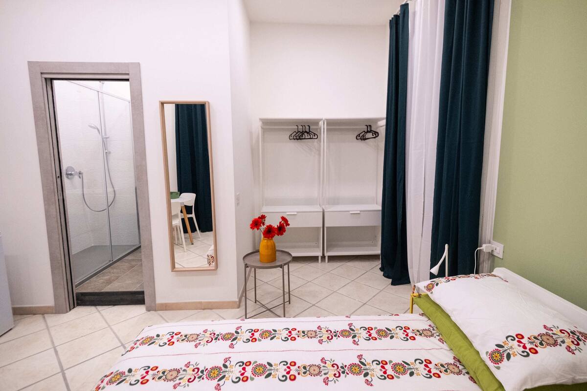 Zimmer, Balkon, Stadtblick | 1 Schlafzimmer, Bügeleisen/Bügelbrett, Bettwäsche