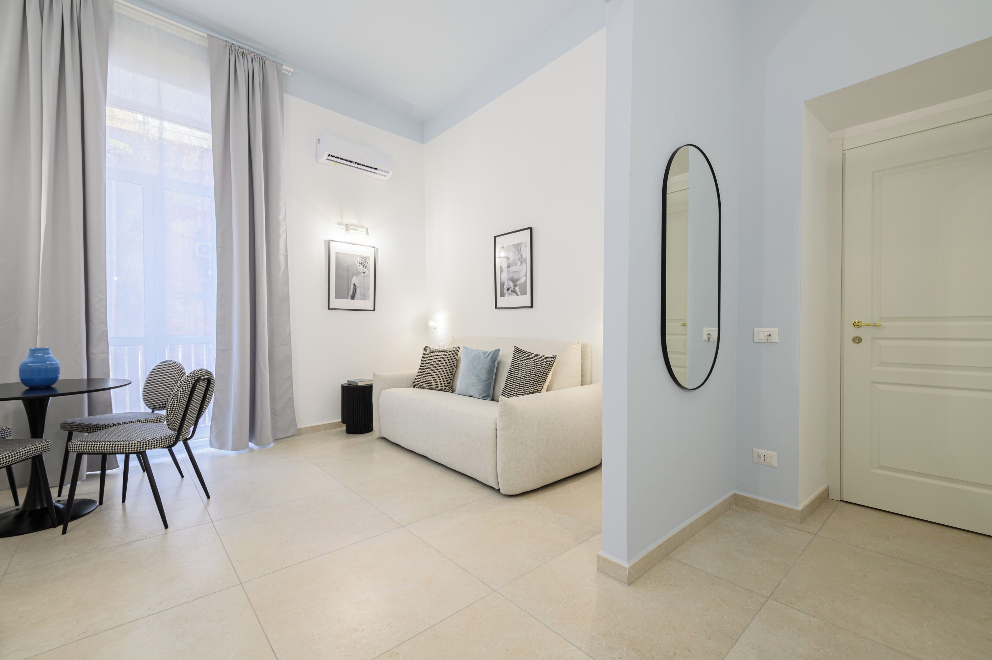 Apartment (5 Bedrooms) | Living area | TV