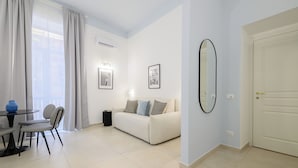 อพาร์ทเมนท์ (5 Bedrooms) | บริเวณนั่งเล่น | ทีวี