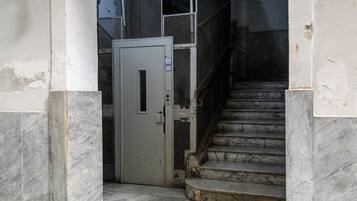 A marble staircase leading to a door with a sign indicating "Lung."