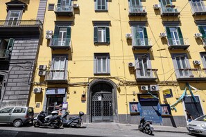 Interior - Into Mann (Naples)