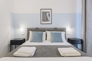 Interior - Into Mann (Naples)