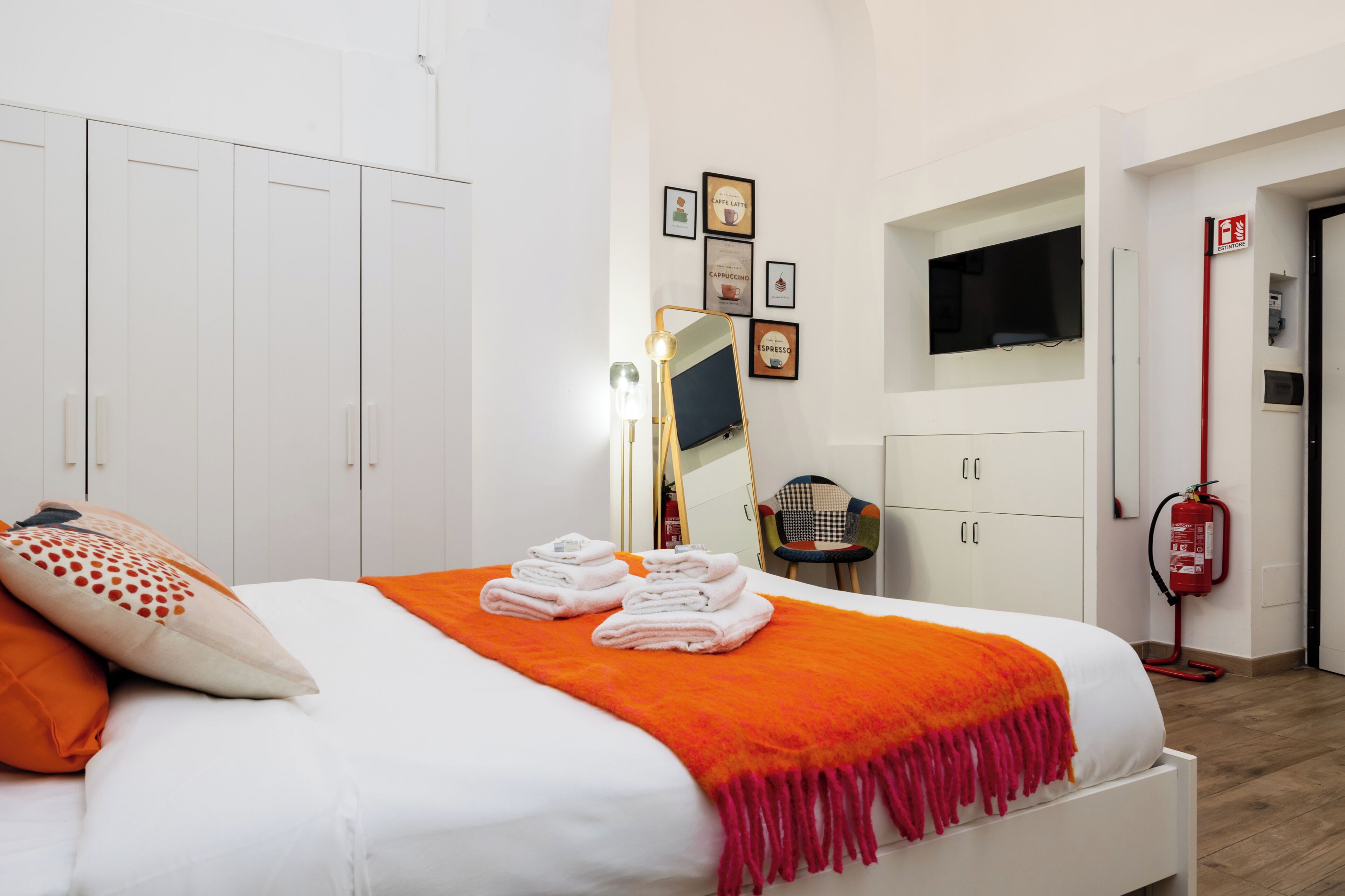 1 habitación, tabla de planchar con plancha y ropa de cama 