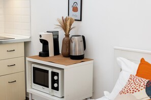Studio (1 Bedroom) | Private kitchenette | Microwave, espresso maker, electric kettle - Archetto by the Vatican (Rome)