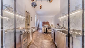 Apartment (0 Bedroom) | Dapur peribadi | Dapur, cerek elektrik, alat memasak/pinggan mangkuk/perkakas dapur