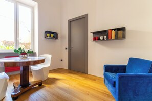 Design-huone (1 Bedroom) | Oleskelualue | 32–tuumainen äly-TV, jossa kaapelikanavat