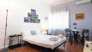 1 habitación, tabla de planchar con plancha y ropa de cama