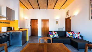 Apartment (2 Bedrooms) | Wohnbereich | 32-Zoll-Smart-TV mit Kabelempfang