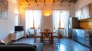 Departamento (2 Bedrooms) | Área de sala de estar | Smart TV de 32 pulgadas con canales por cable