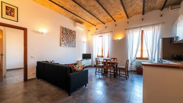 Departamento (2 Bedrooms) | Área de sala de estar | Smart TV de 32 pulgadas con canales por cable