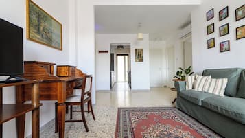 Apartment (3 Bedrooms) | Living area
