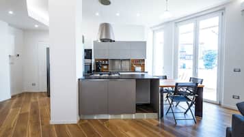 Apartment (2 Bedrooms) | Private kitchen | Microwave, oven, stovetop, dishwasher