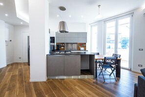 Apartment (2 Bedrooms) | Eigene Küche | Mikrowelle, Ofen, Herdplatte, Geschirrspüler