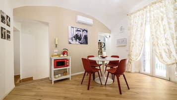 Appartamento (1 Bedroom) | Area soggiorno | Smart TV 32 pollici con canali via cavo