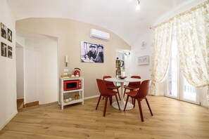 Apartment (1 Bedroom) | Wohnbereich | 32-Zoll-Smart-TV mit Kabelempfang