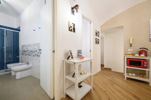Apartment (1 Bedroom) | Badezimmer | Dusche, Bidet