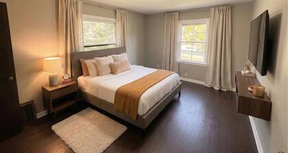 3 bedroom HOUSE in Milwaukee with Washer & Dryer,GARAGE & YARD w/ Parking !!