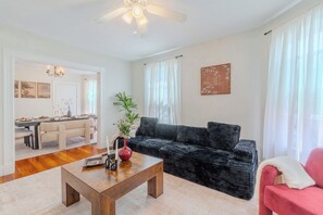 Living area - 4-bedroom Spacious Home in Somerville (Somerville)