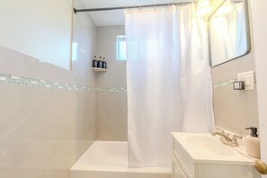 Hair dryer, towels, soap, toilet paper - 4-bedroom Spacious Home in Somerville (Somerville)