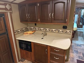 Private kitchen - Cozy 1-bedroom recreational vehicle in marvelous Newport with AC. (Newport)