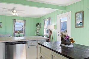 Interior - Close to beach, pier and restaurants (Surf City)